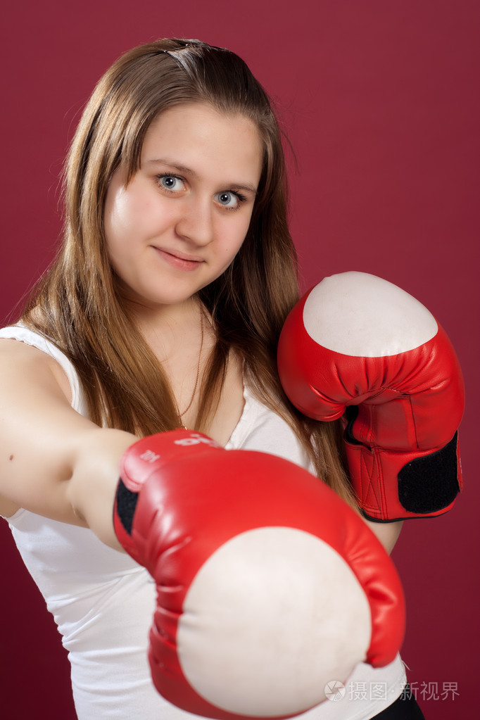 戴拳击手套的女孩肖像