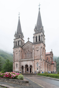 大教堂圣玛丽亚在西班牙，Covadonga。大雾阴雨天，它被雾遮盖住寺周围地区