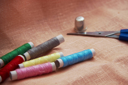 缝纫套件 多色线, 顶针, 亚麻布上的剪刀