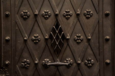 欧洲风格的棕色铁锻造和装饰门的封闭结构