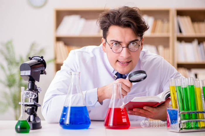 疯狂疯狂的科学家在实验室里做实验的医生