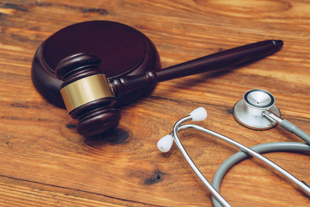 听诊器与法官槌。医疗保健与医疗医疗事故法律制度的概念