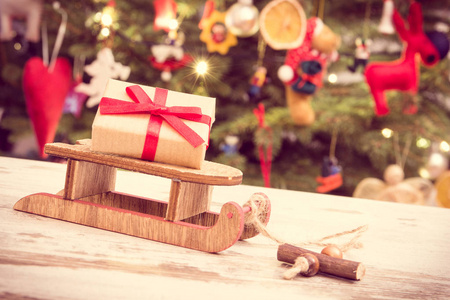 复古照片, 圣诞和圣诞树木质雪橇带装饰, 圣诞节时间概念的礼物