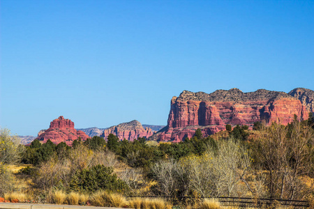 亚利桑那州高沙漠地质层的风景如画的红岩山