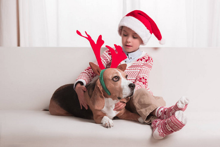 男孩和他的狗在圣诞节