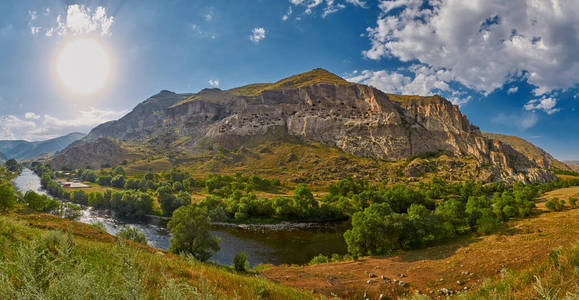 Vardzia 洞镇和修道院全景