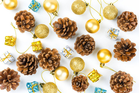 圣诞或新年背景与松树锥, 礼品盒, 金色