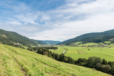 全景看法对谷和山在 Lungau, 奥地利
