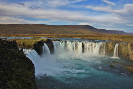 Godafoss，冰岛著名的瀑布。秋天的场景