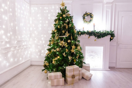 圣诞树用礼物和壁炉