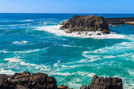 西班牙岛岛 El Cotillo 海滩附近的海水中的岩石