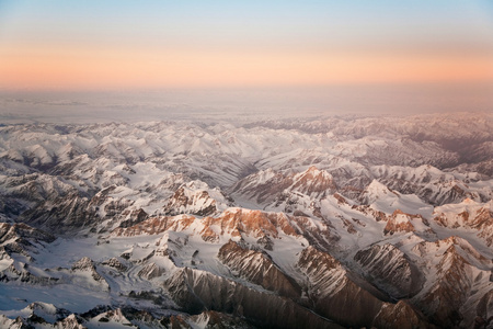 从飞机到塔什干山脉的美丽景色