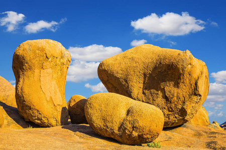 巨大的花岗岩石头和岩石