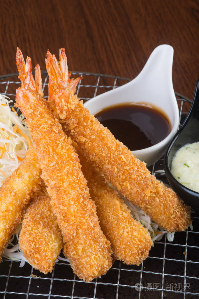 日本料理在背景上天妇罗虾