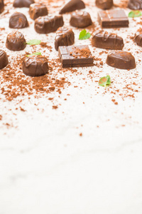 甜甜点与黑巧克力片断和可可粉在白色石头背景