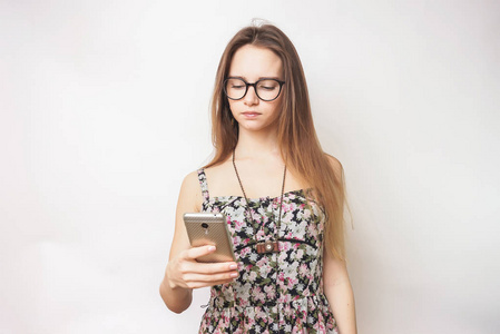 女人在手机里找东西, 发短信戴眼镜的女孩