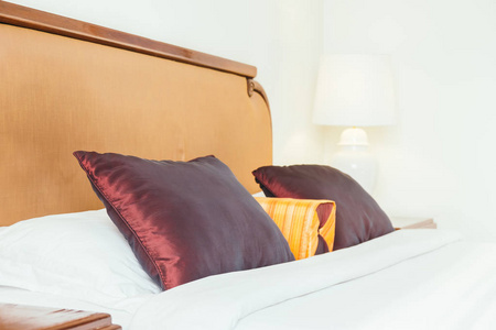 舒适的枕头在床上装饰酒店房间的内部