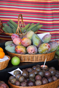 新鲜的异国情调水果在市场上有两个洗衣机。 丰沙尔马德拉