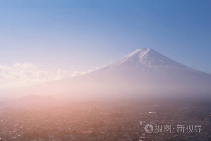湛蓝的天空背景在居住区 日本的富士山照片 正版商用图片02ku5e 摄图新视界