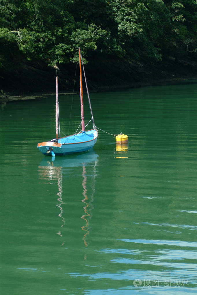 上水蓝色的小船