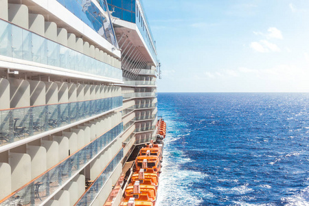 海景酒店从巡航船甲板上蔚蓝的天空和云在太平洋明亮的一天