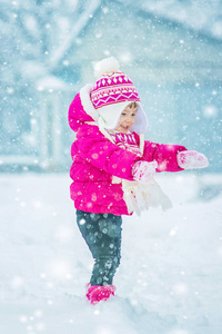 冬天孩子在雪地里玩耍。选择性焦点