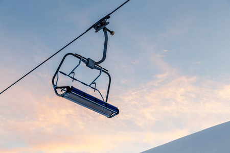 滑雪缆车椅子和蓝天附近 Vogel 滑雪中心斯洛文尼亚
