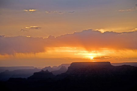 在大峡谷的沙漠视野中美丽的日落