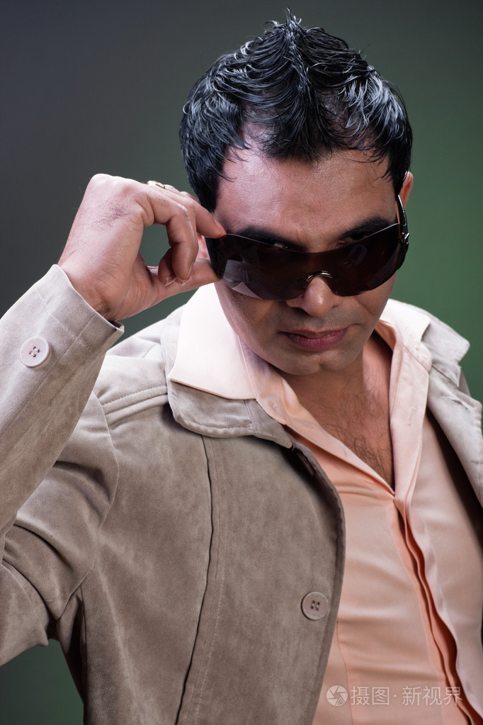 男人摘下太阳镜