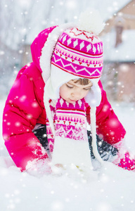 冬天孩子在雪地里玩耍。选择性焦点