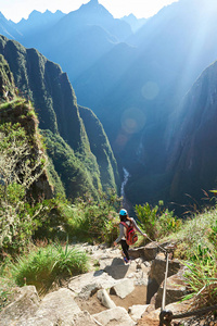 山上风景的女人徒步旅行