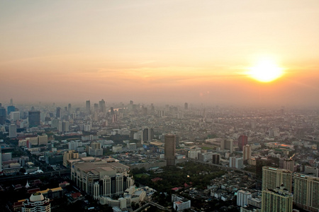 日落时曼谷上空的鸟瞰图