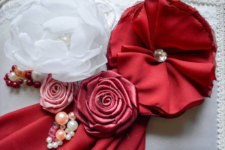 红色和白色自制的花朵从一个美丽的面料装饰