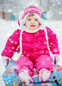 冬天孩子在雪地里玩耍。选择性焦点