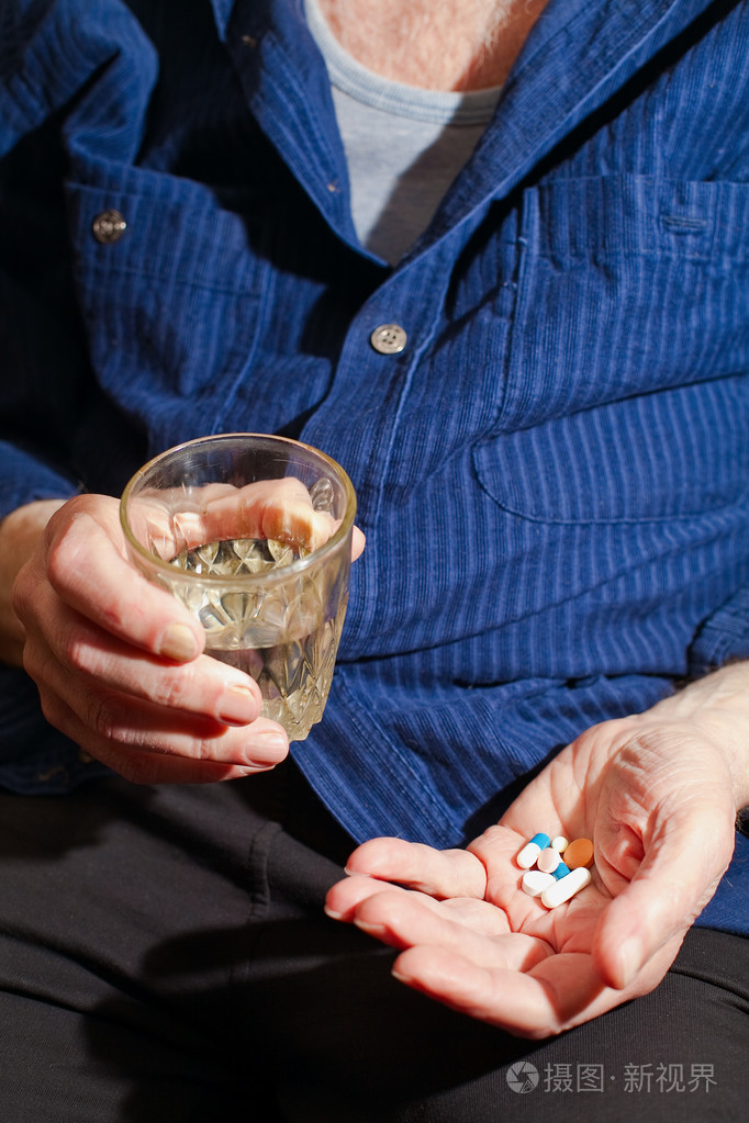 吃药照片-正版商用图片02l47k-摄图新视界