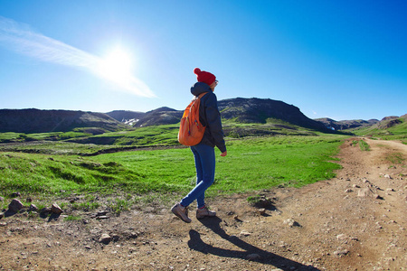 妇女旅行者在 Hveragerdi 冰岛的河谷漫步