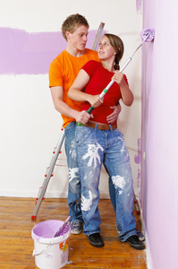 年轻夫妇油漆翻新