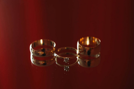 金色的结婚戒指躺在一张木桌上