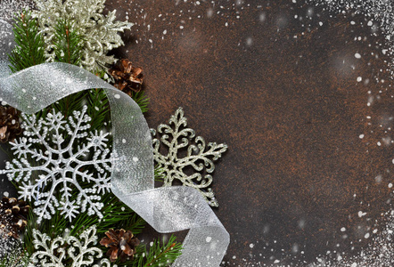 圣诞树和装饰的雪花, 铃铛, 丝带