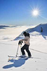 滑雪旅游人时在瑞士阿尔卑斯山日出登顶