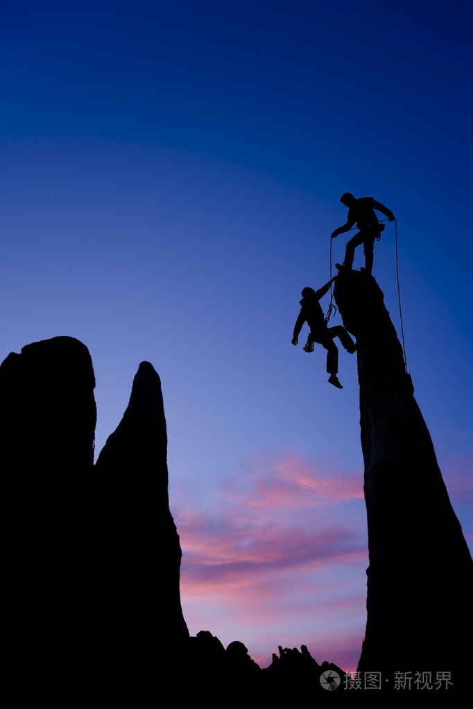 登山队在山顶上