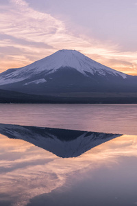 富士山和 Yamanakako 冰湖与反射在晚上冬天