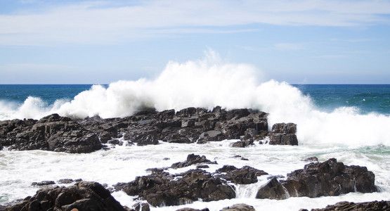 海浪撞击岩石