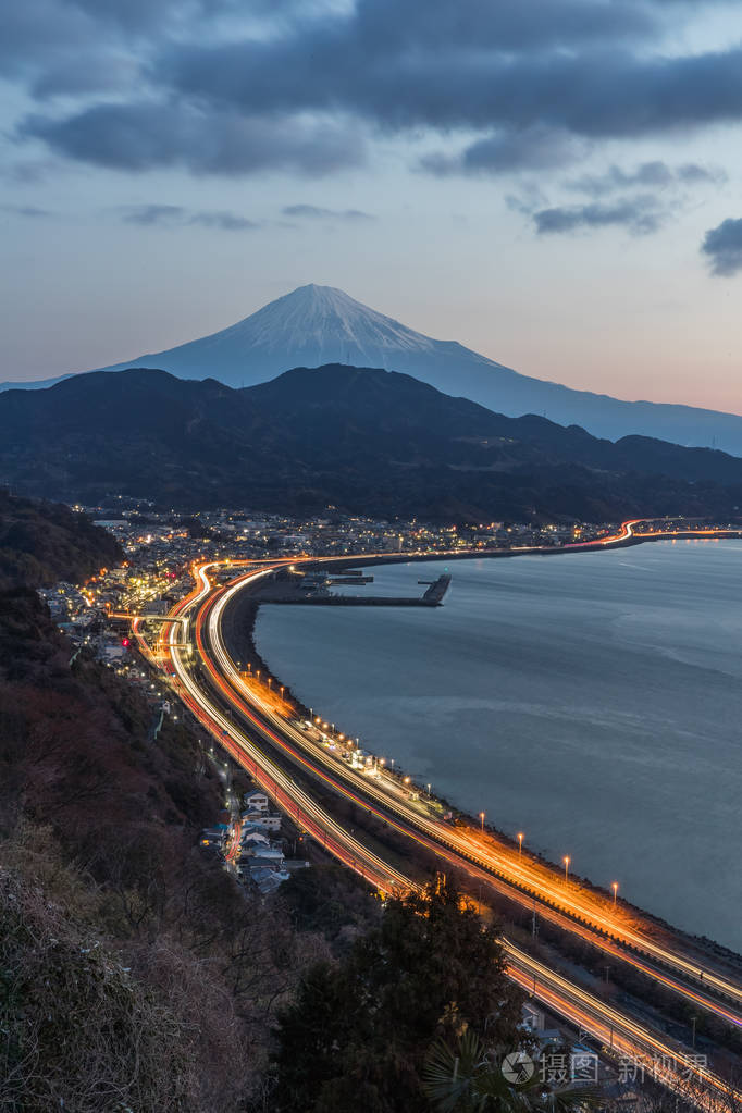 冬季用长时间曝光的东名高速公路在骏河湾清水正孝镇静冈县的富士山