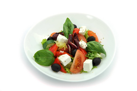 新鲜希腊蔬菜沙拉在白色盘子