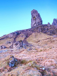 Storr 岩石的老人与晴空苏格兰斯凯岛, 2月上午