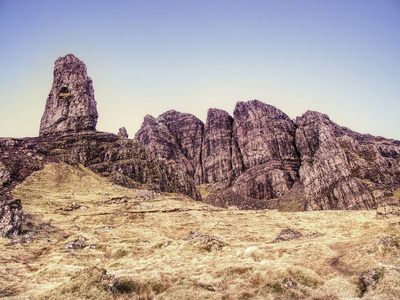 Storr 岩石的老人与晴空苏格兰斯凯岛, 2月上午