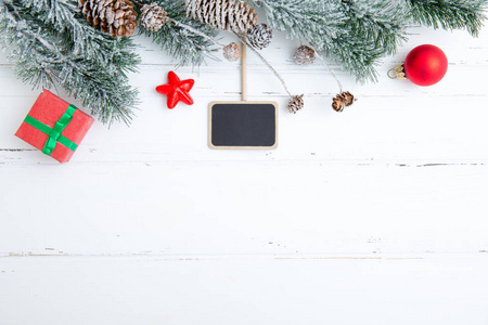 圣诞装饰品和礼品盒上木板背景