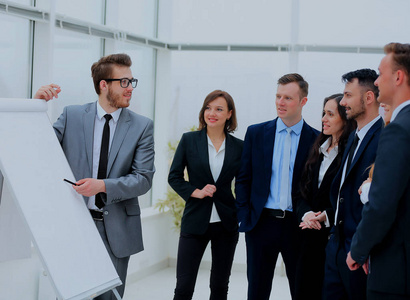 呆在一起讨论的女人群面带笑容的朋友呆在一起,看着相机在白色背景上