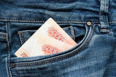 俄罗斯货币卢布作为顶部的蓝色牛仔裤口袋里查看图像